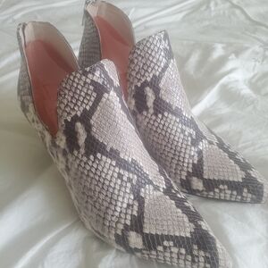 VINCE CAMUTO Women's Gray Snake Print Ankle Boots, Size 9